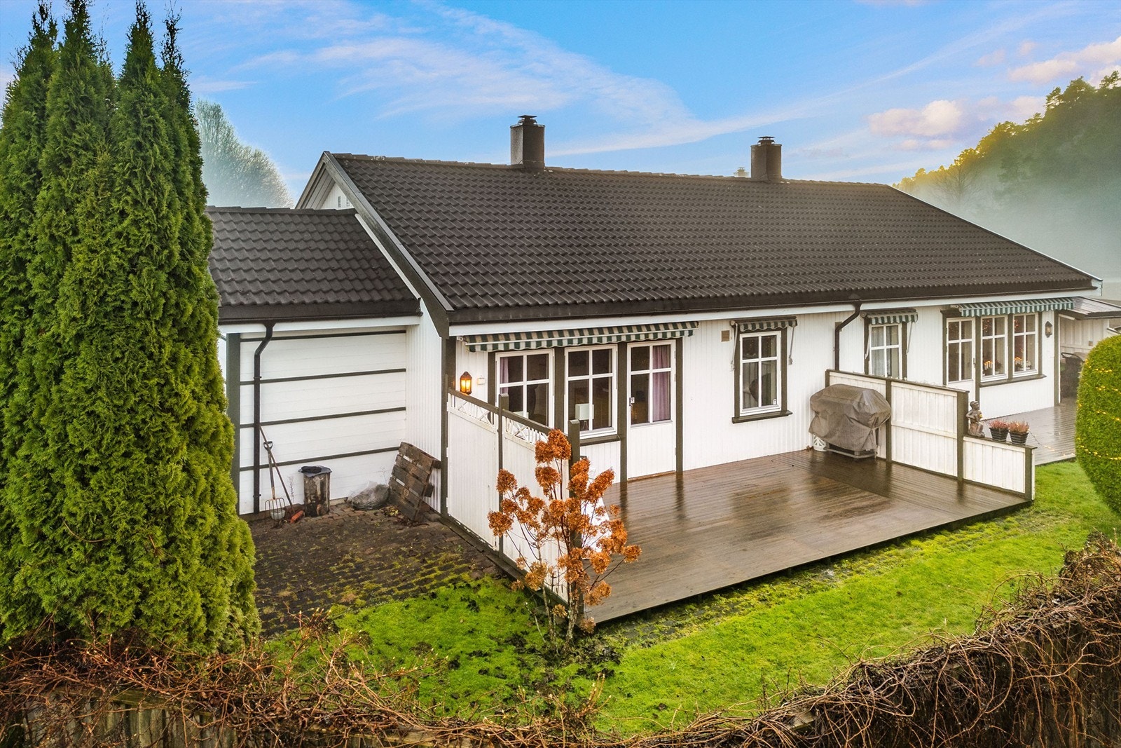 Sol fra ca. kl. 12-14 til 20.00 (midtsommerstid) iflg. selger Galleribilde