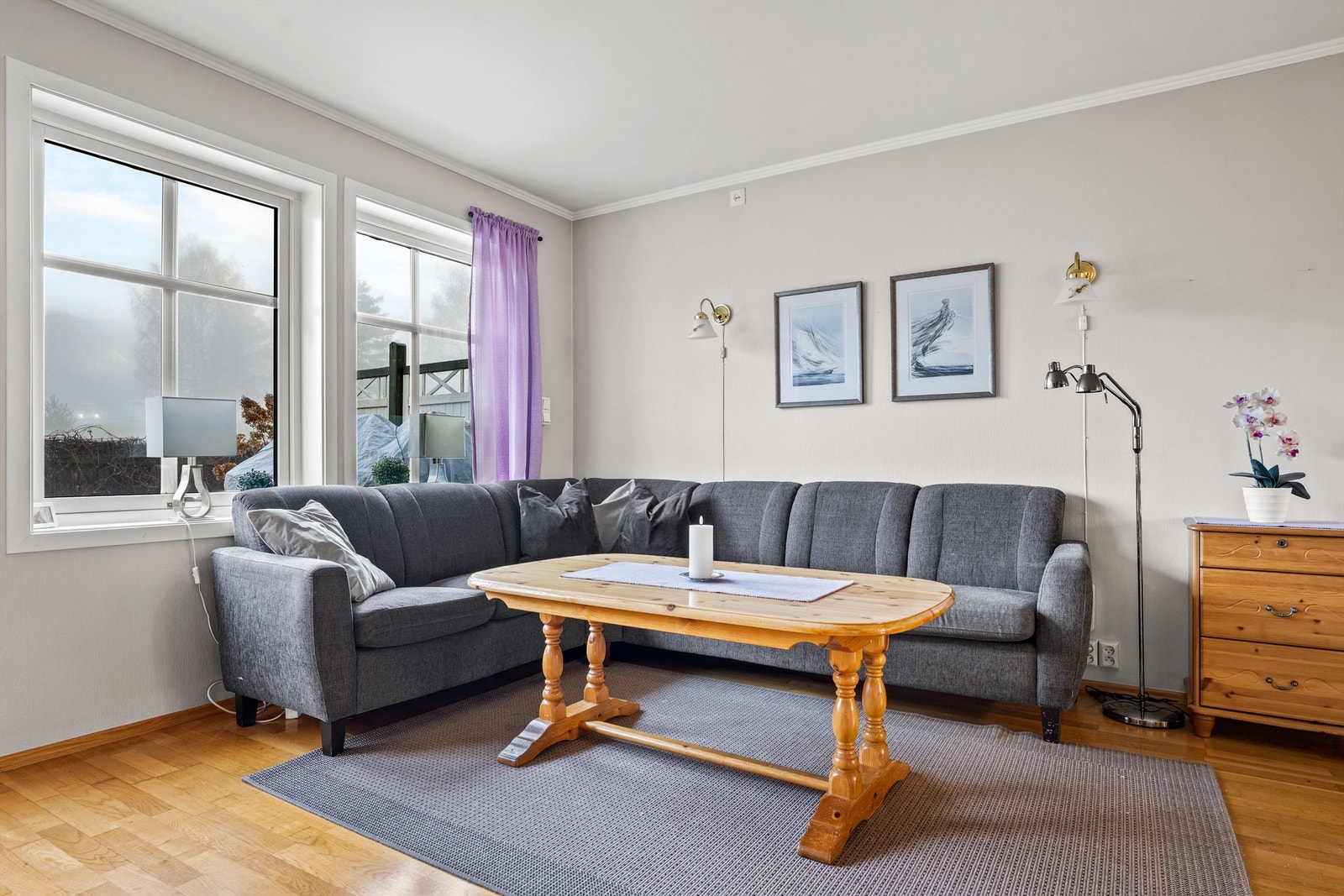 Innvendige overflater i leiligheten: Belegg, laminat, vegg-til-vegg teppe og 3-stavs eikeparkett på gulv. Tapet og malte vegger. Malt himling. Galleribilde