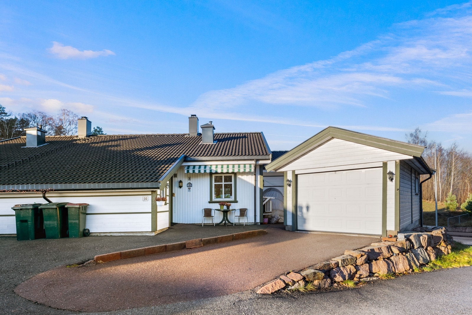 Parkering i disponibel frittstående garasje på ca. 20 kvm (manglende ferdigattest) rett ved boligen
Foto: Haiman Askari Galleribilde