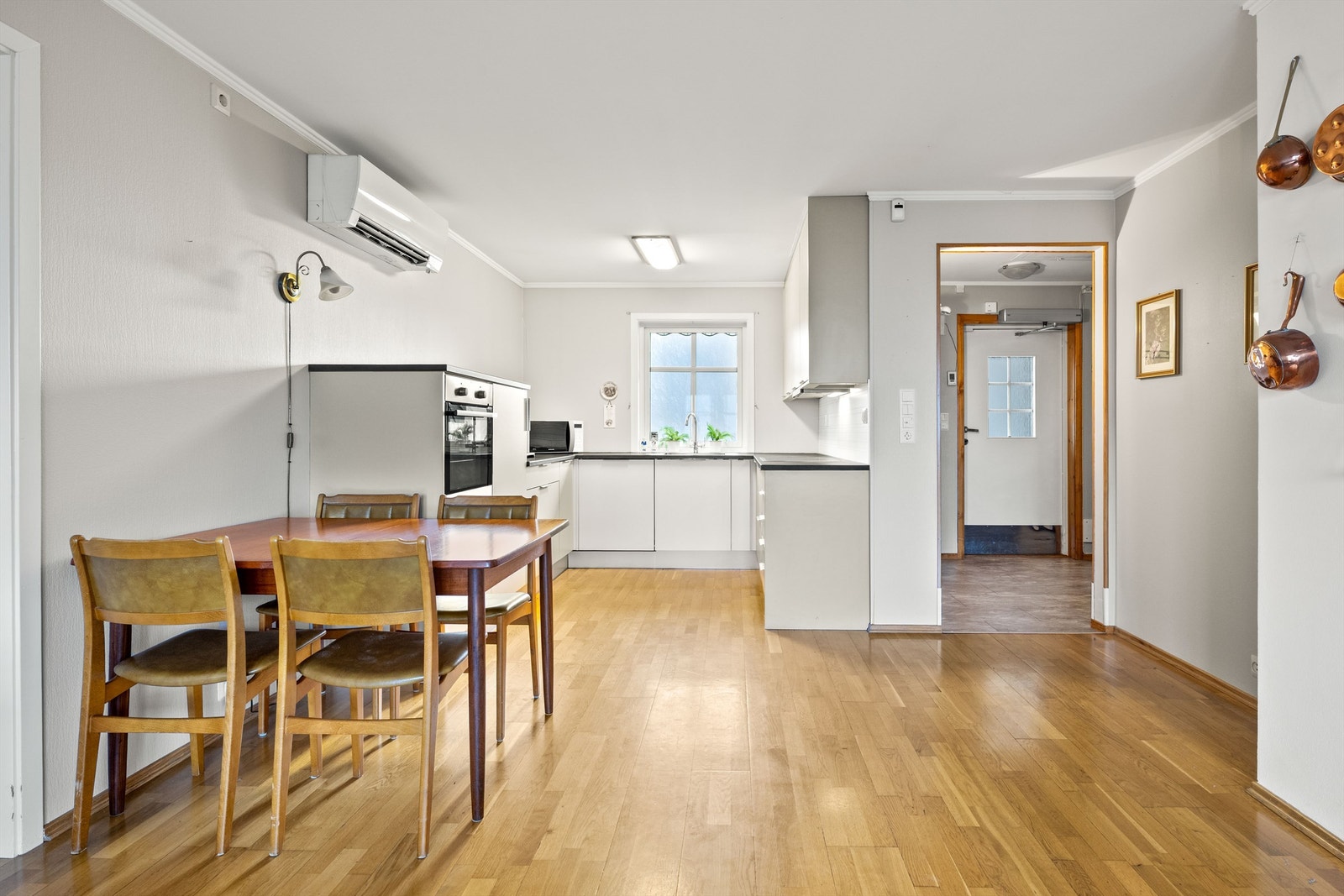 Stilren Crown-kjøkkeninnredning fra 2017 Galleribilde