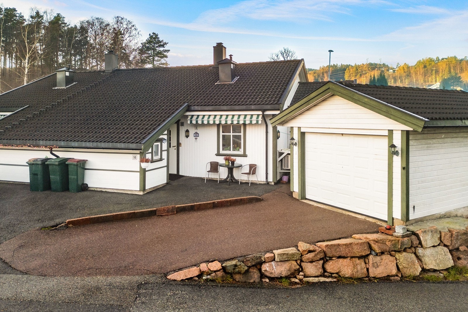 Kort gangavstand til bussholdeplass med forbindelser mot Berger, Drammen og Mariås Galleribilde