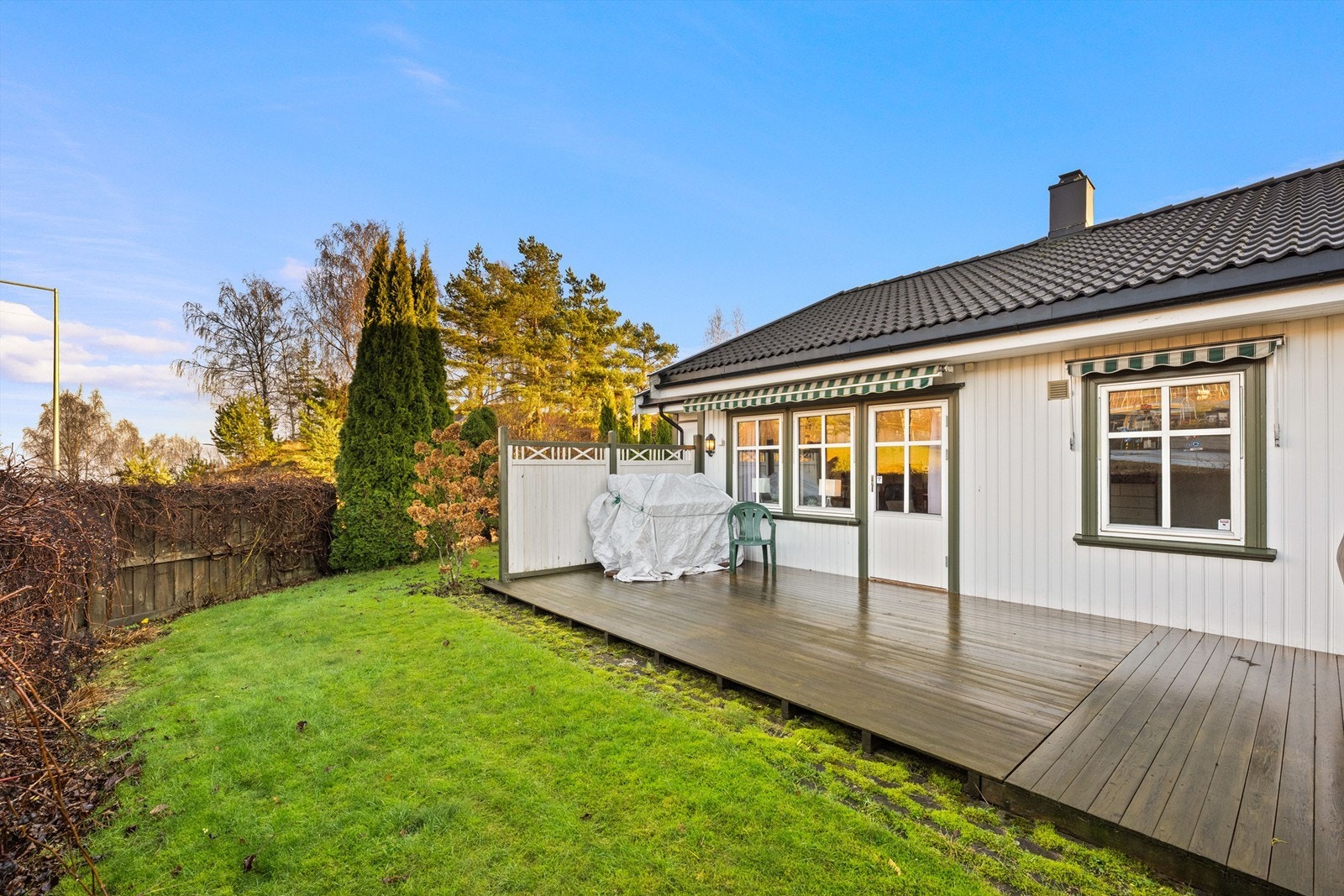 Terrasse med utvendig belysning, strømuttak, levegger og markise Galleribilde