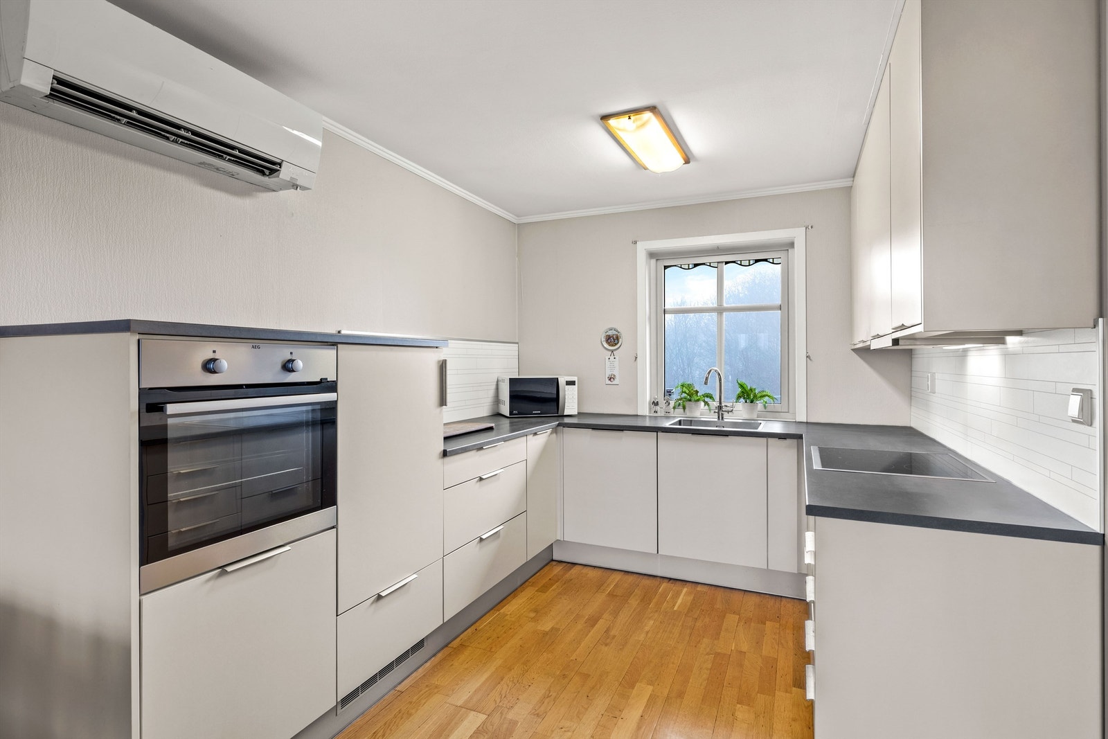 Kjøkkenet har integrerte hvitevarer Galleribilde