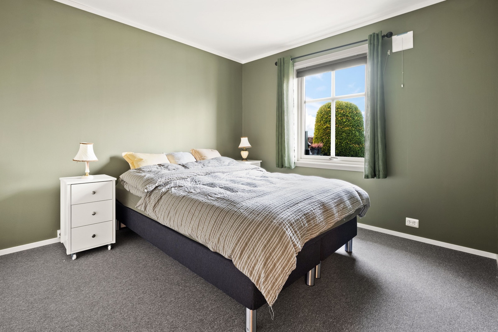 Hovedsoverommet har en praktisk skyvedørsgarderobe i hvit og glatt utførelse Galleribilde