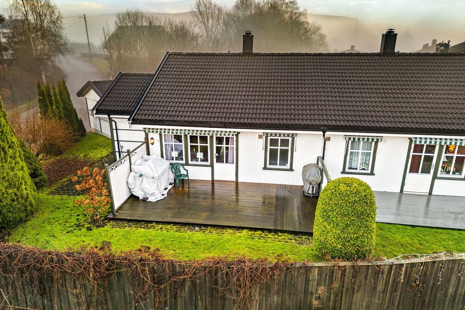 Flott hjørnebeliggenhet med disponible uteplasser og hageområde Galleribilde