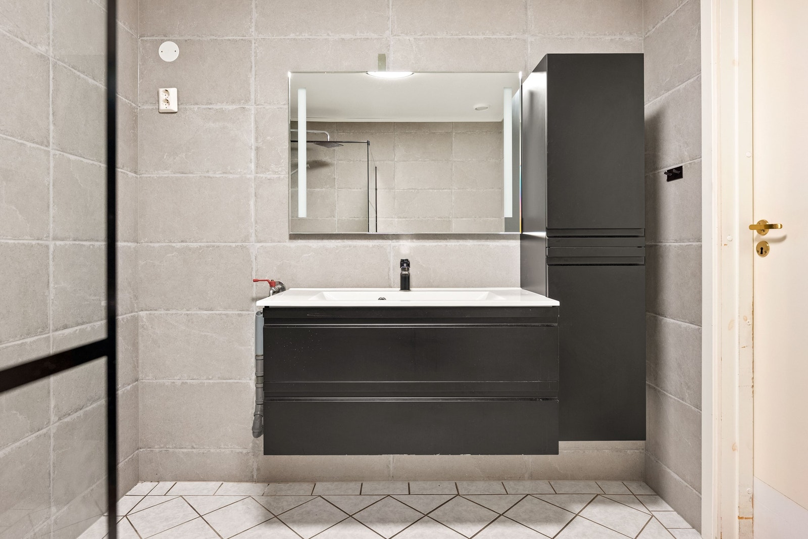 Pent bad med flis-på-flis (vegger) fra 2023 Galleribilde