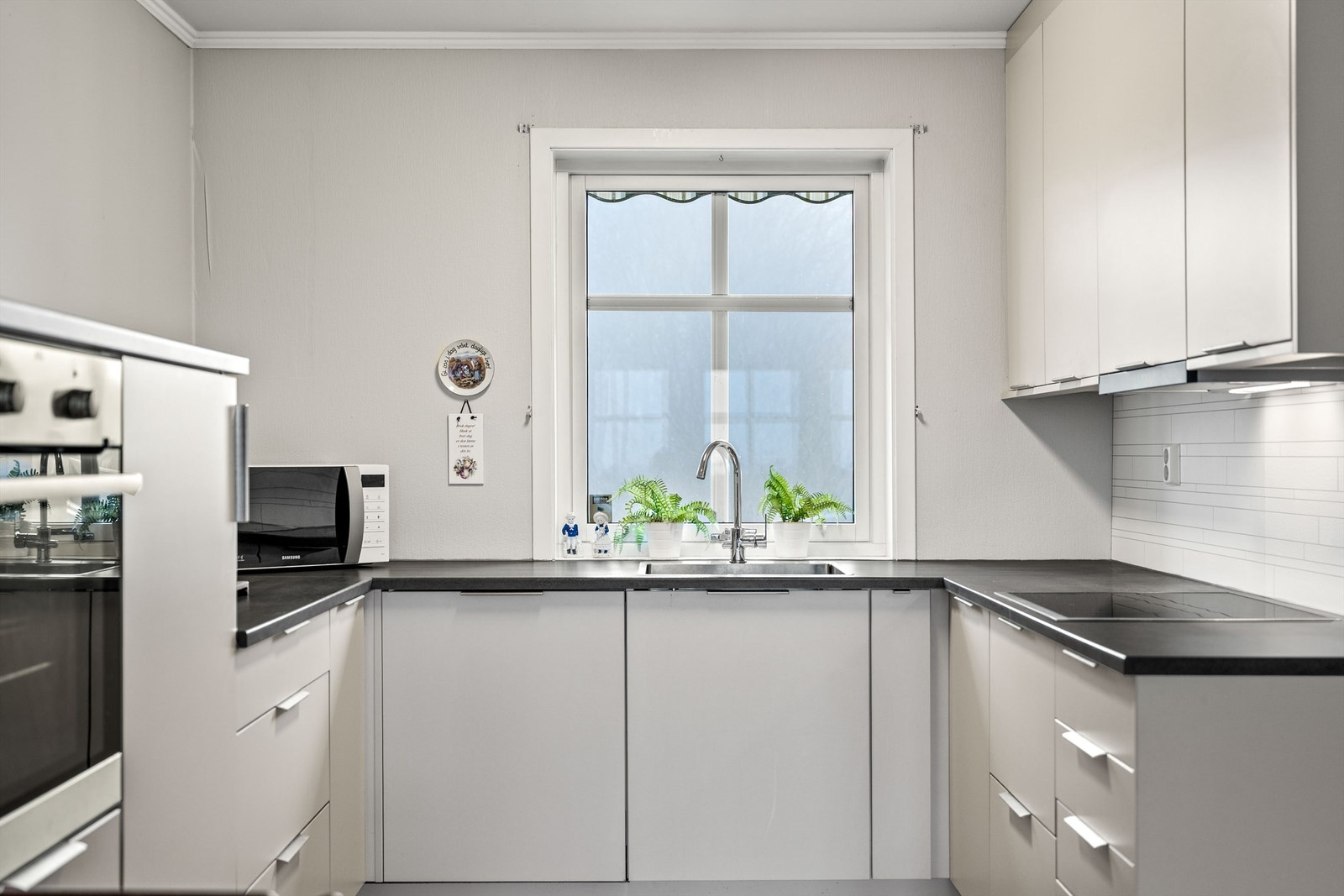 Kitchenboardplater på vegger over laminerte benkeplater Galleribilde