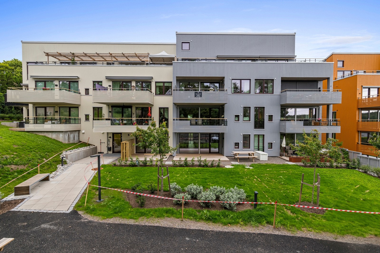 Leiligheten ligger i et nybygg fra 2023, innerst i rolig vei, i et veletablert boligområde på Borgheim i Færder kommune. Galleribilde