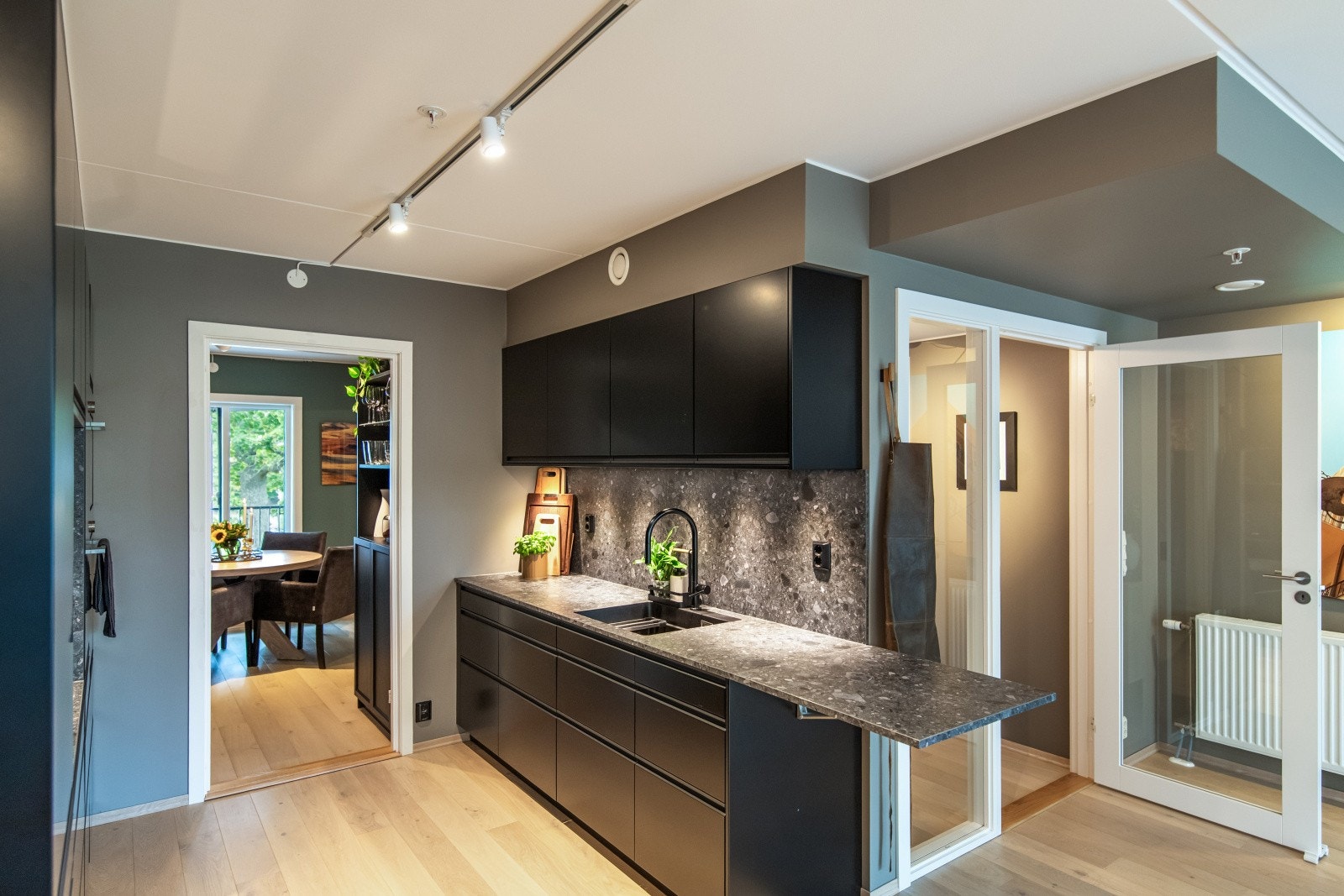 Kjøkkenet har integrert stekeovn, mikrobølgeovn/stekeovn, oppvaskmaskin og kombiskap. Galleribilde