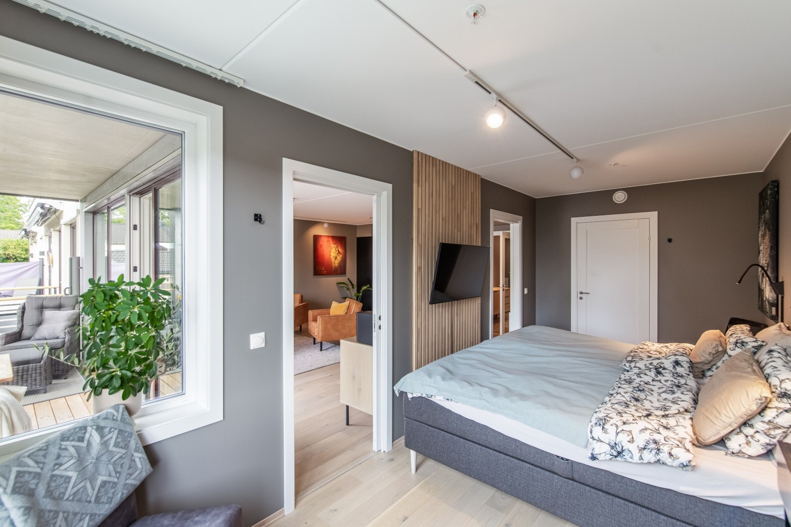 Rommene har inngang via skyvedører, men hovedsoverommet har to skyvedører, én på hver side av sengeplassen. Galleribilde