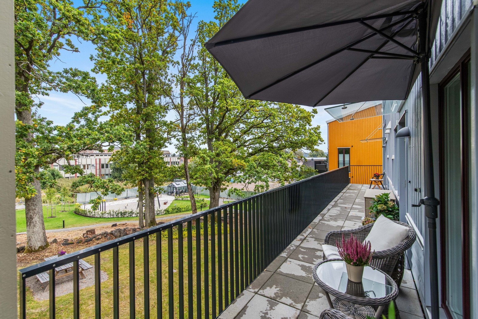 Bygget har innvendig trapperom med heis og adkomst til en hyggelig svalgang utenfor inngangen, med glassbaldakin over ytterdøren. Galleribilde