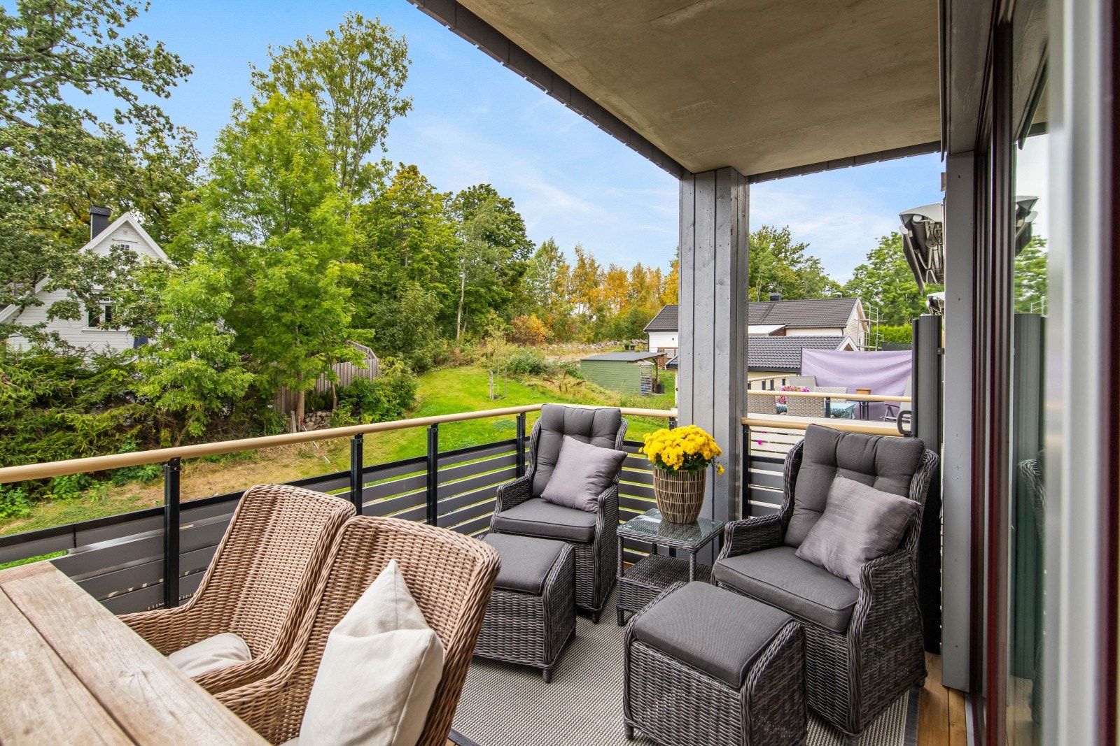 . Bygget ligger innerst i veien, rolig og tilbaketrukket, men like fullt sentralt, med buss rett utenfor og kort gangavstand til det meste man trenger i hverdagen Galleribilde