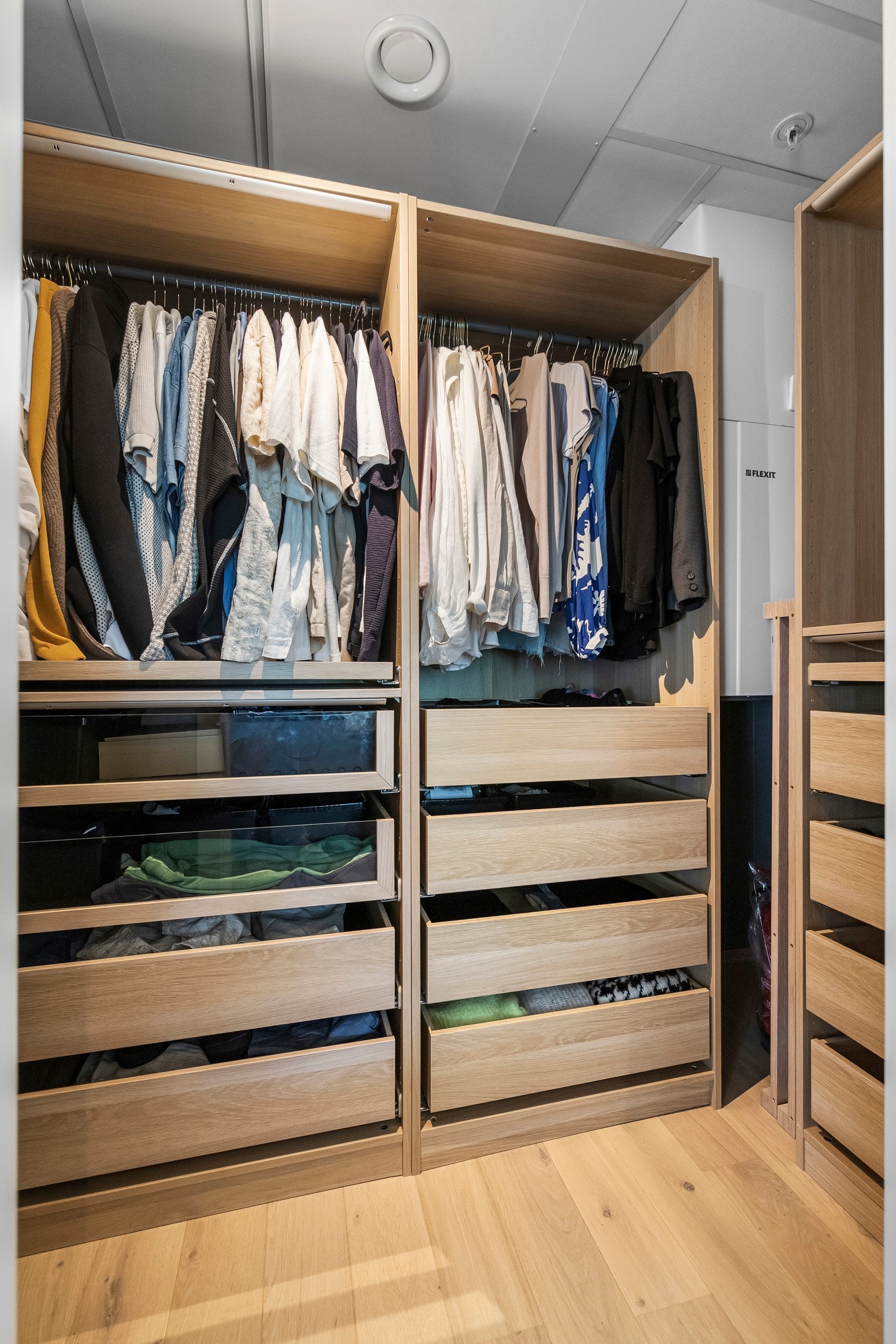 Fra soverommet er det dør til et garderoberom som har flere skapstammer med skuffer, hyller og oppheng til tøy. Galleribilde