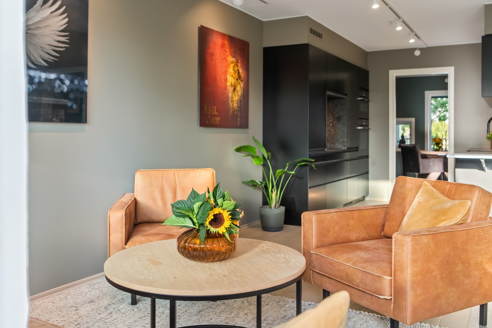 Stuen ligger i åpen løsning med kjøkkenet, og har god plass til både tv-lounge og spisebord. Galleribilde