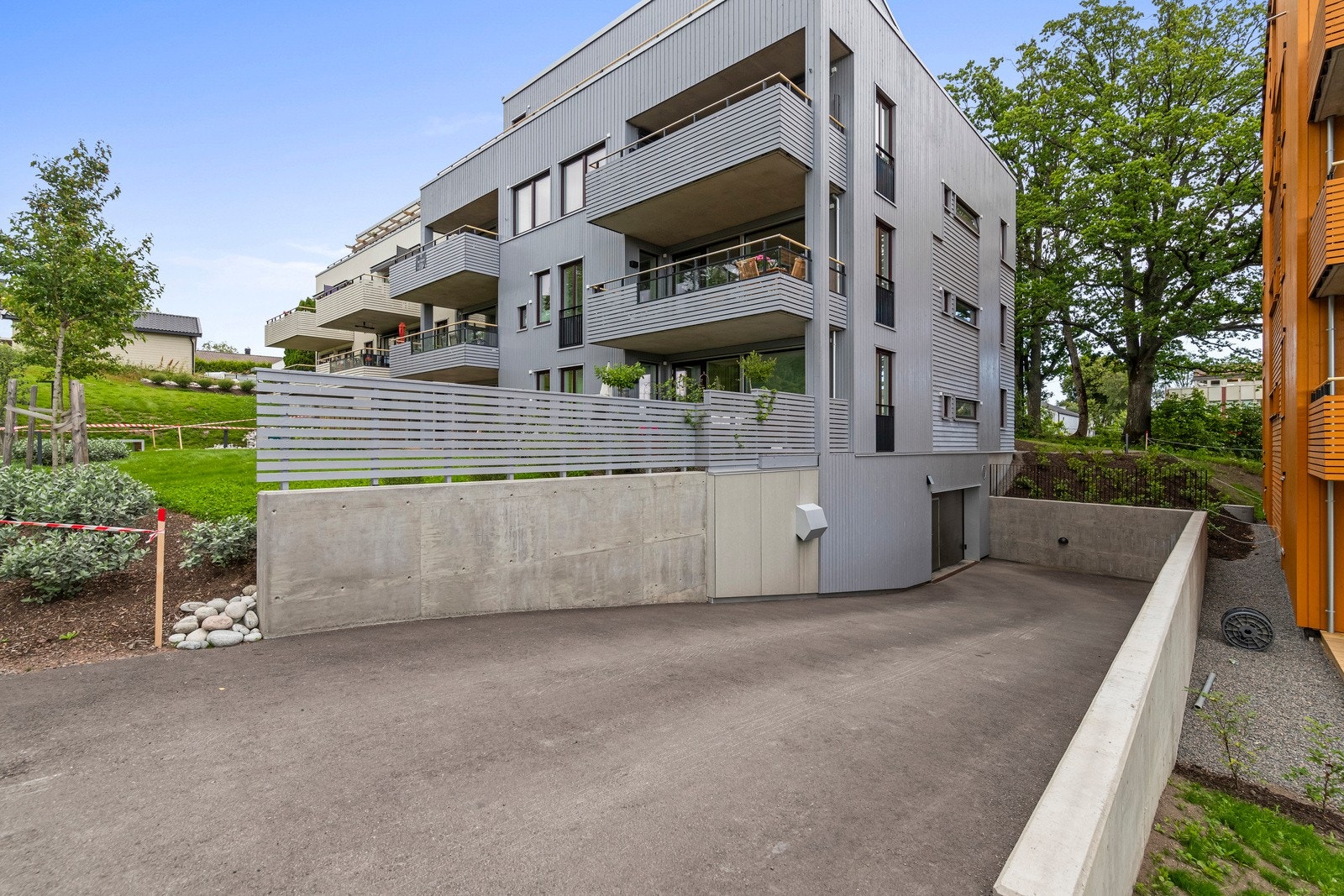 Det medfølger en parkeringsplass i garasjekjeller med tilhørende bod. El-bil lader er montert. Galleribilde