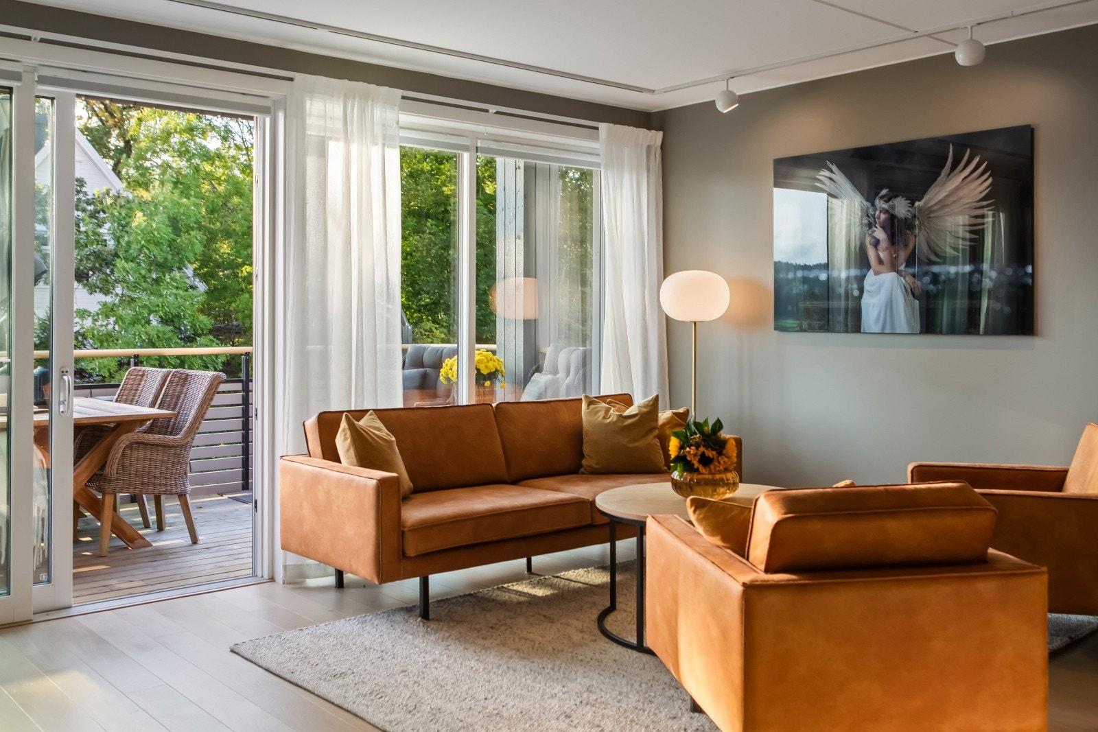 Velkommen inn i en lekker leilighet fra 2023, med gjennomgående planløsning, moderne standard, samt gjennomført stil-, farge-, og materialvalg. Galleribilde