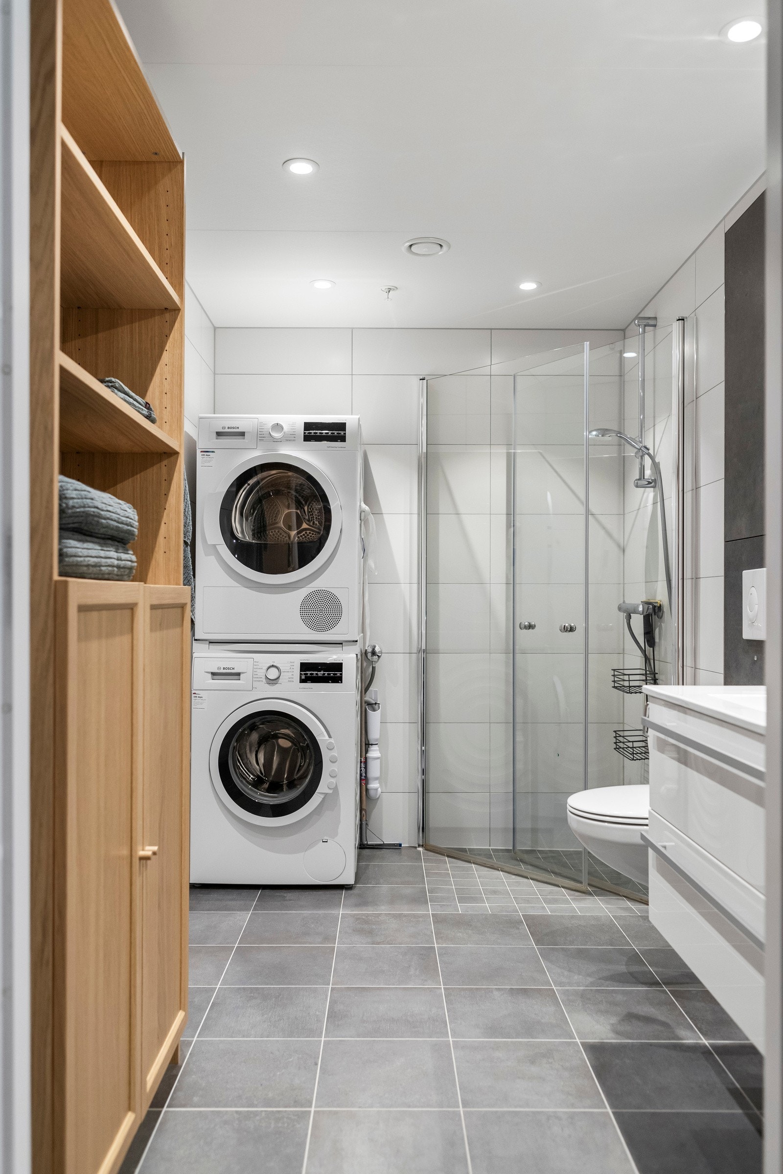 Badet har også et høyskap i eikestruktur og opplegg for vaskesøyle. Galleribilde