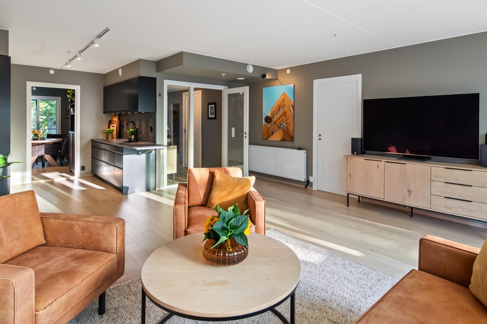 Stuen er stor og lys - et deilig rom skapt for et sosialt og behagelig liv. Galleribilde