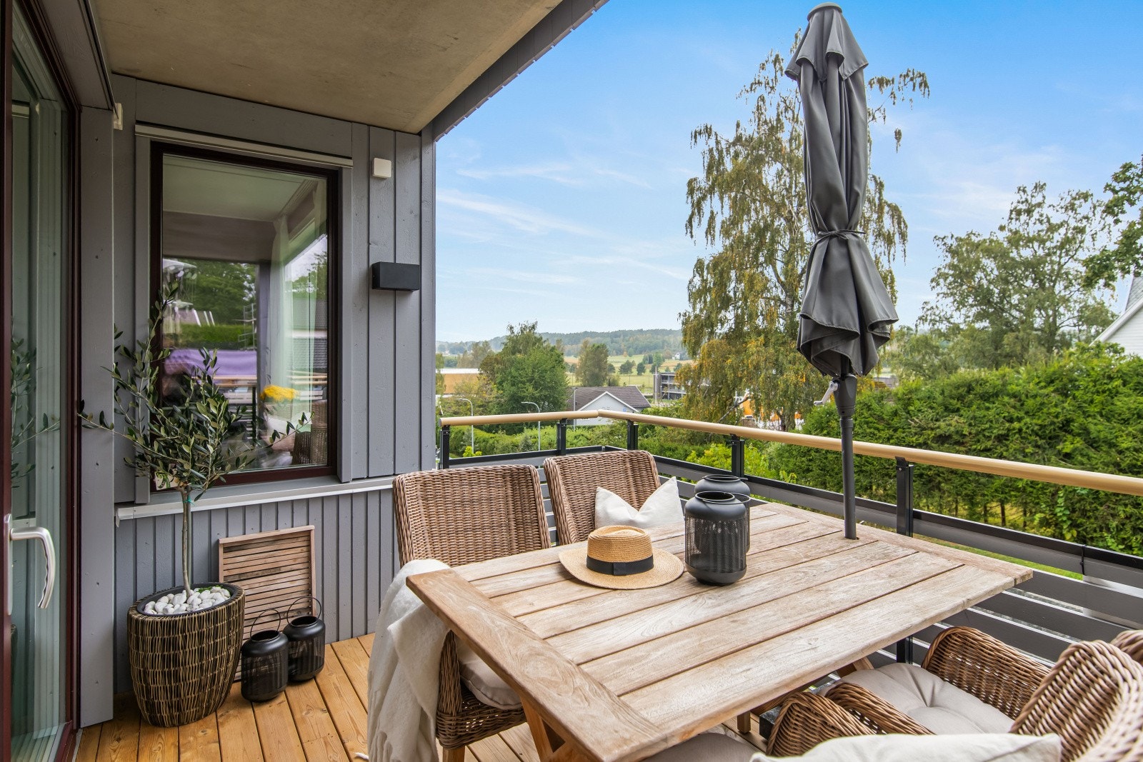 Balkongen har en romslig størrelse på ca. 12 kvm, dekke av terrassebord og rekkverk med liggende kledning. Galleribilde