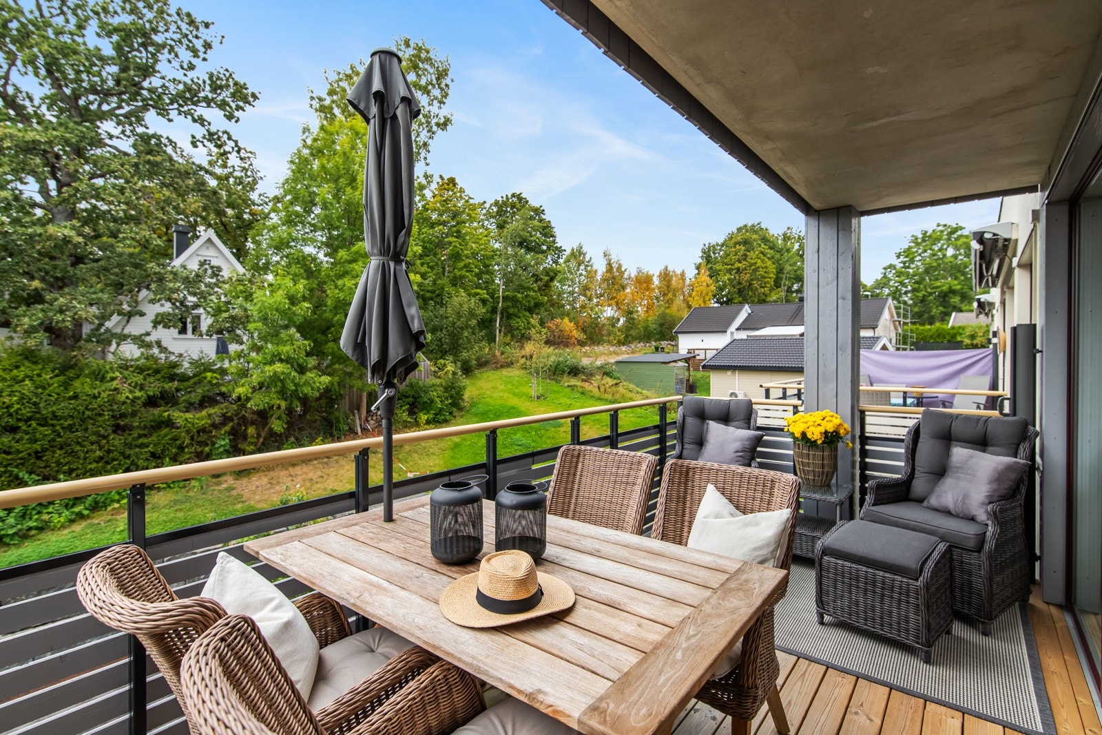 Balkongen har også utebelysning, utestikk og en uttrekkbar skjermvegg på den ene siden, samt god plass til møbler, slik at sommerdagene kan nytes med komfort. Galleribilde