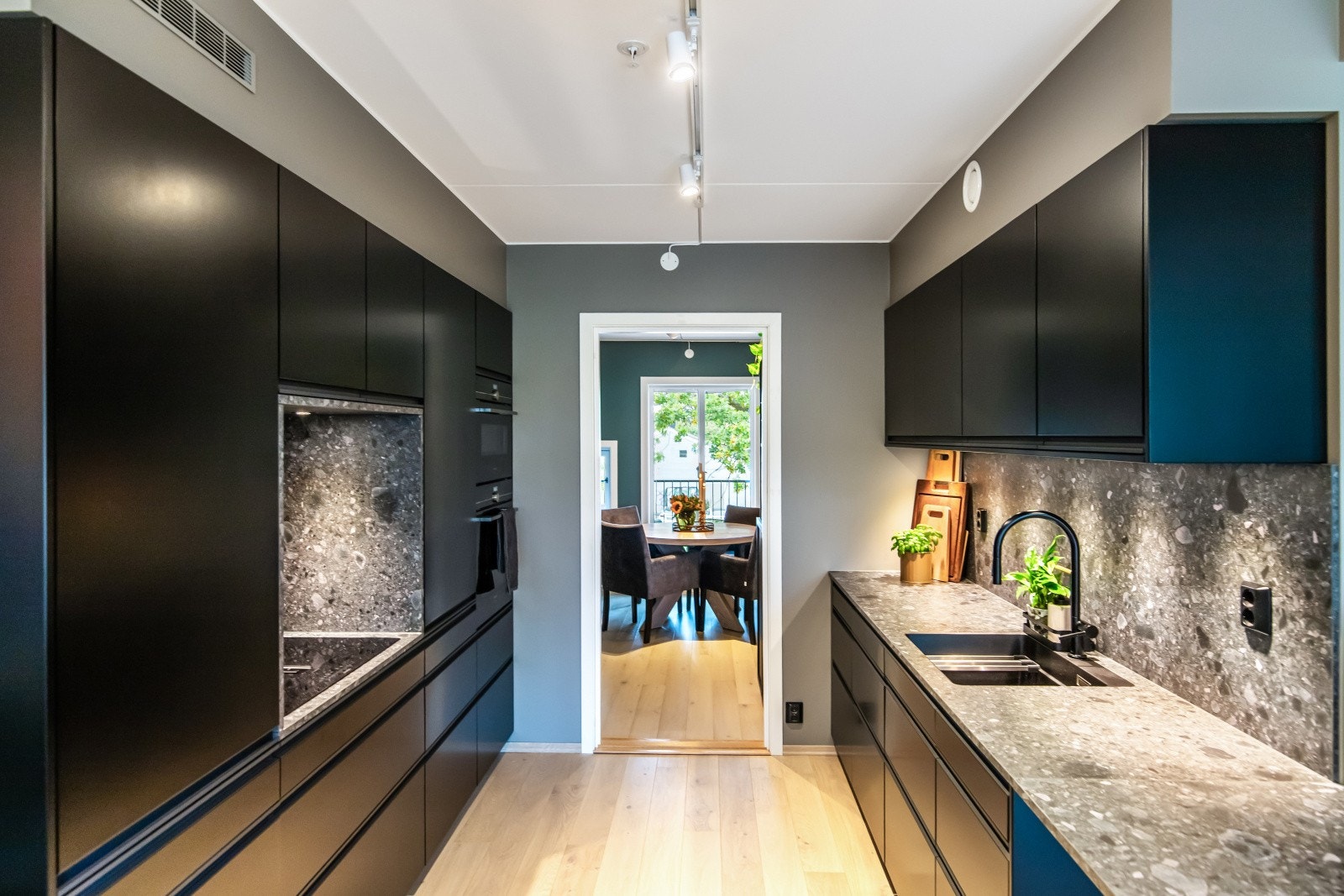 Her er innredningen plassert parallelt langs to sider, med takoppforede skap, god arbeidsflyt og nærmest skreddersydd utførelse. Galleribilde