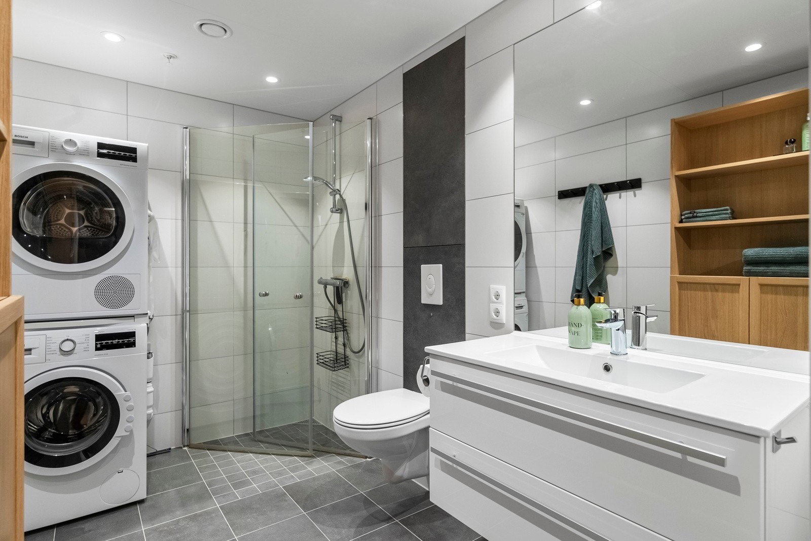 Badet er pent og moderne, konstruert som en prefabrikkert baderomskabin, noe som gir ekstra sikkerhet. Galleribilde