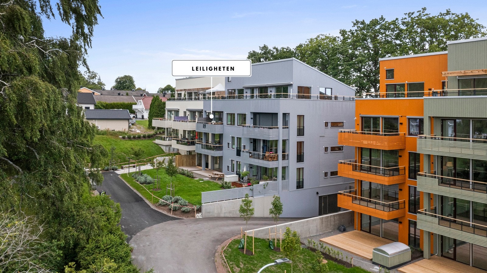 Leiligheten ligger høyt plassert i tredje etasje - nest øverste plan, i et nybygg fra 2023 med heis. Galleribilde