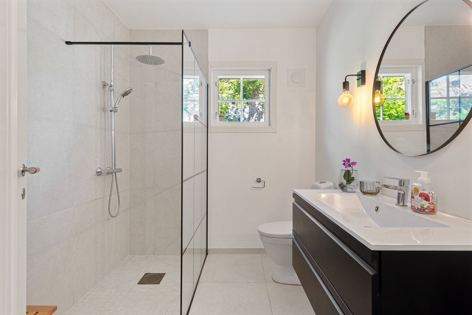 Badet i gjesteavdelingen i 1. etg. er tidløst og elegant med flislagt gulv med varmekabler Galleribilde