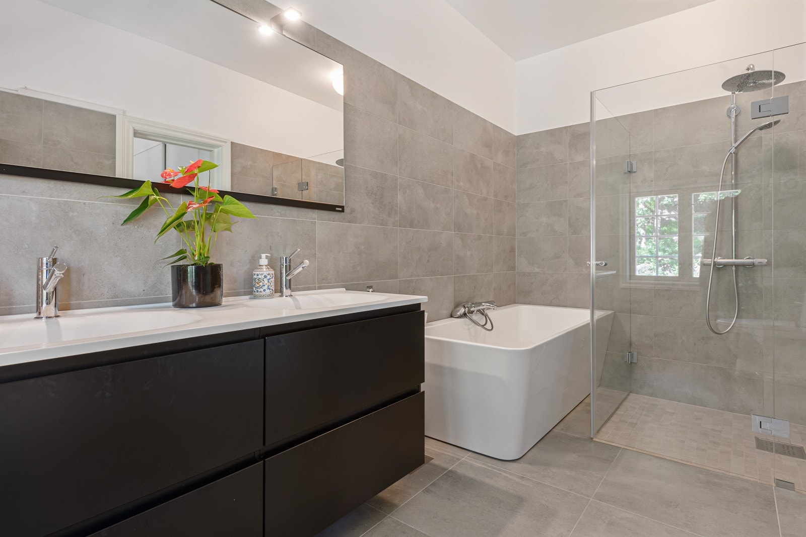 Badet i 2.etasje tilhørende hovedsoverommet er innredet med dobbel servantinnredning med skuffer, badekar og dusj med glassvegger Galleribilde