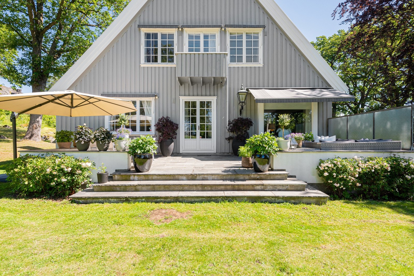 Med utgang fra stuen har du en skifersteinbelagt terrasse på 36 m2 Galleribilde