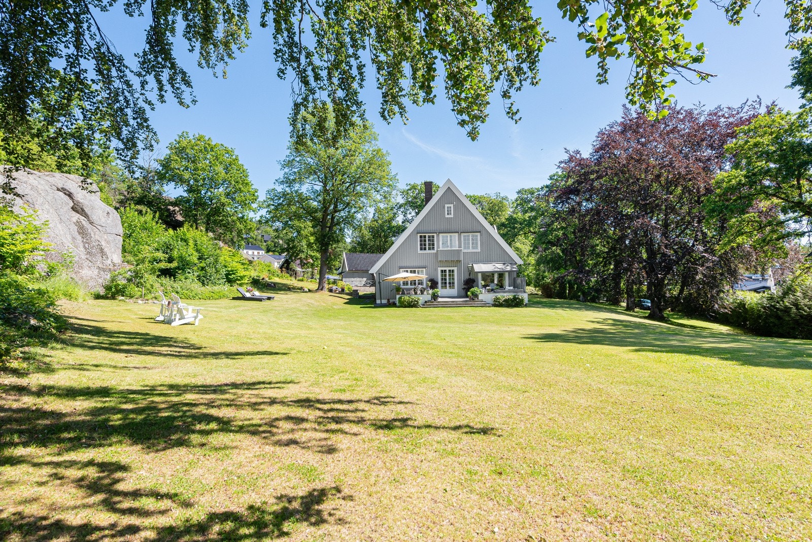 Med en tomt på over 6,2 mål (2 bnr) har du god plass til lek og moro for barna i hagen Galleribilde