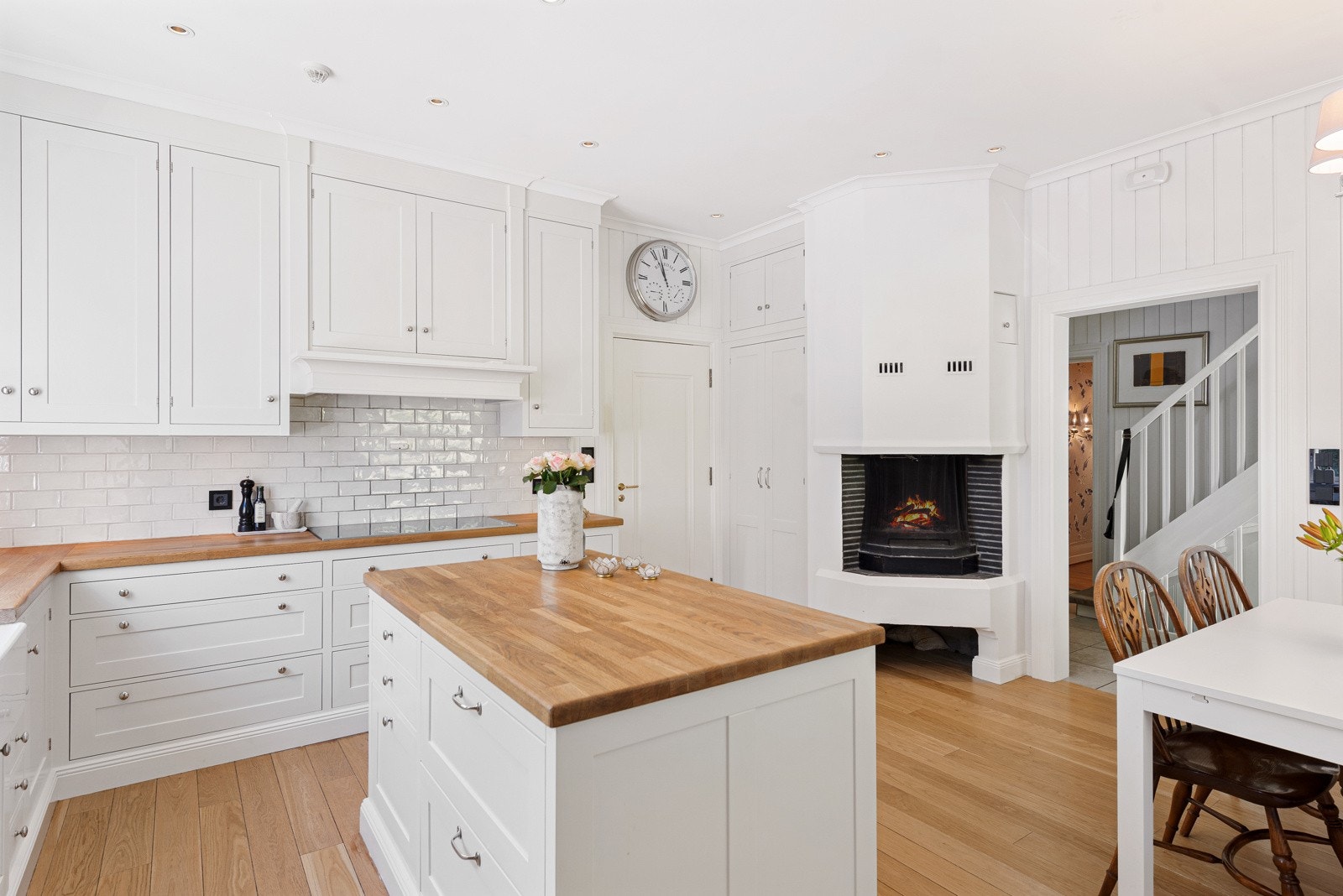 På kjøkkenet har du store vindusflater, masse benk og skaplass og kjøkkeninnredning helt opp til taket Galleribilde