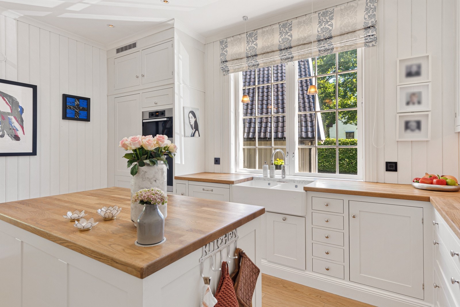 Du får mye naturlig lys inn de store kjøkkenvinduene Galleribilde