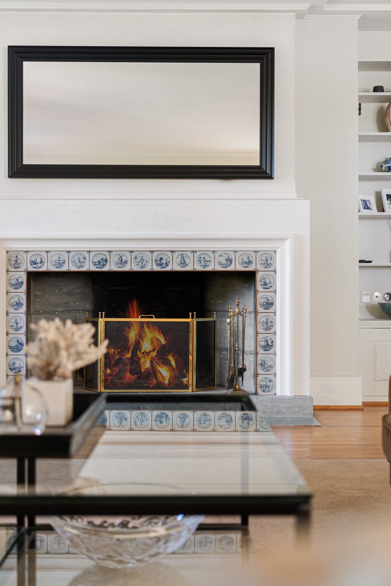 Det er peis på kjøkkenet, i begge stuene og kakkelovn i spisestuen Galleribilde