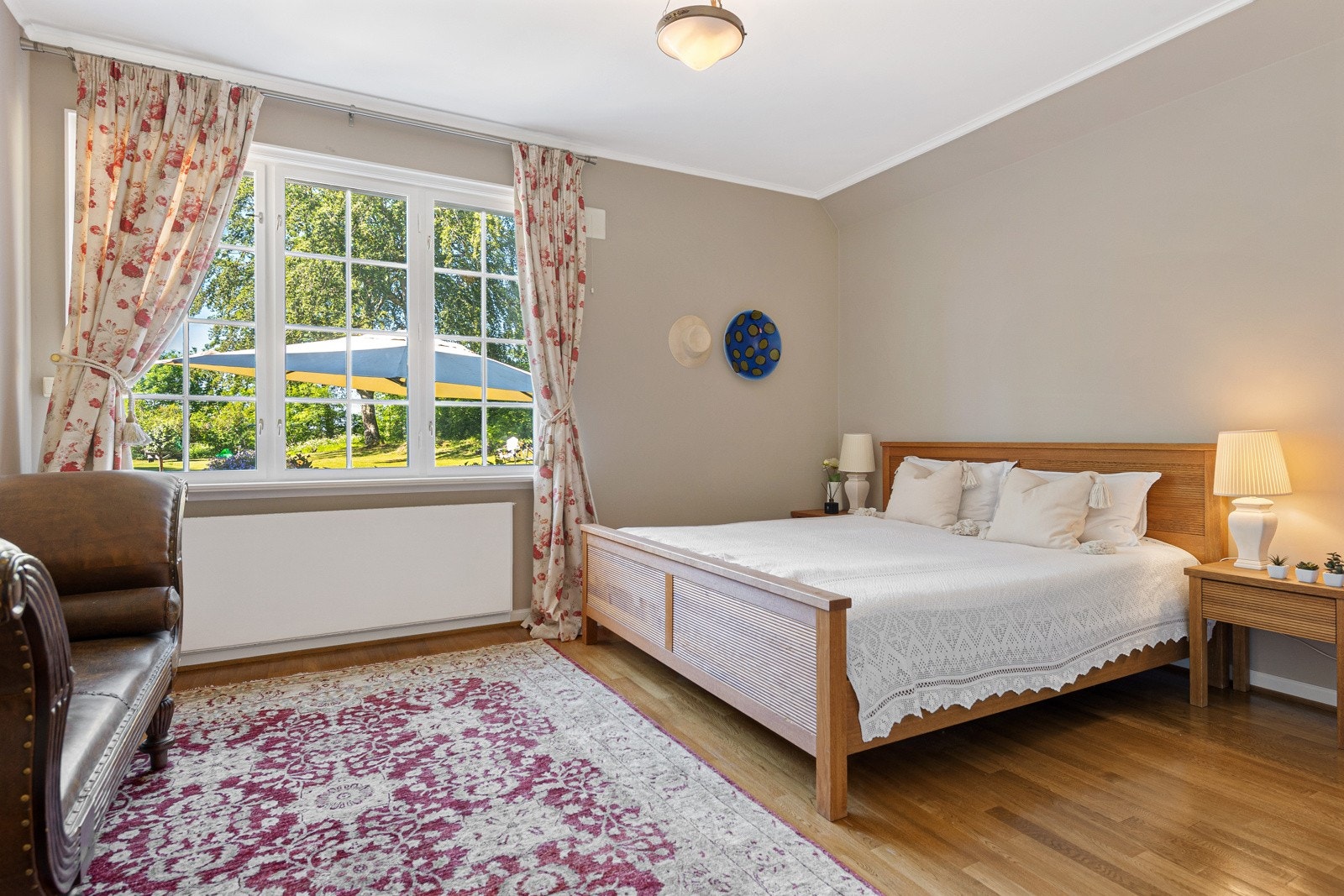 Flott gjesterom i 1. etg. med eget bad. Galleribilde