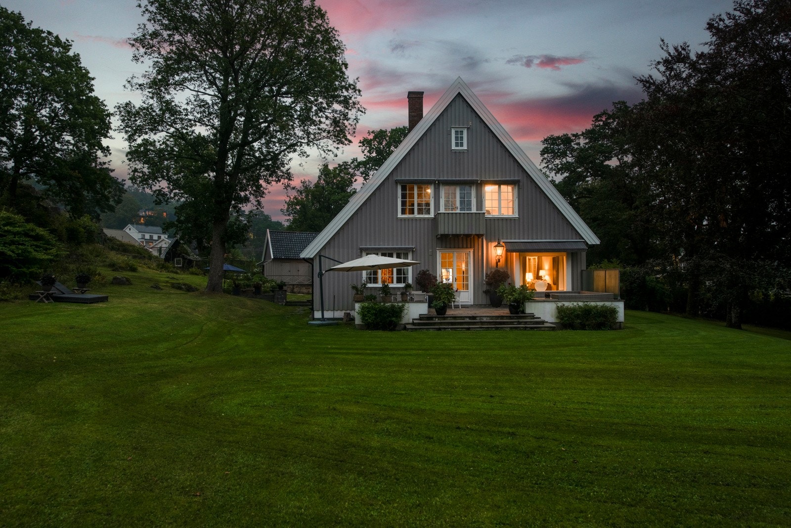 Stor bygningsmasse og enda større tomt som matcher hverandre perfekt Galleribilde