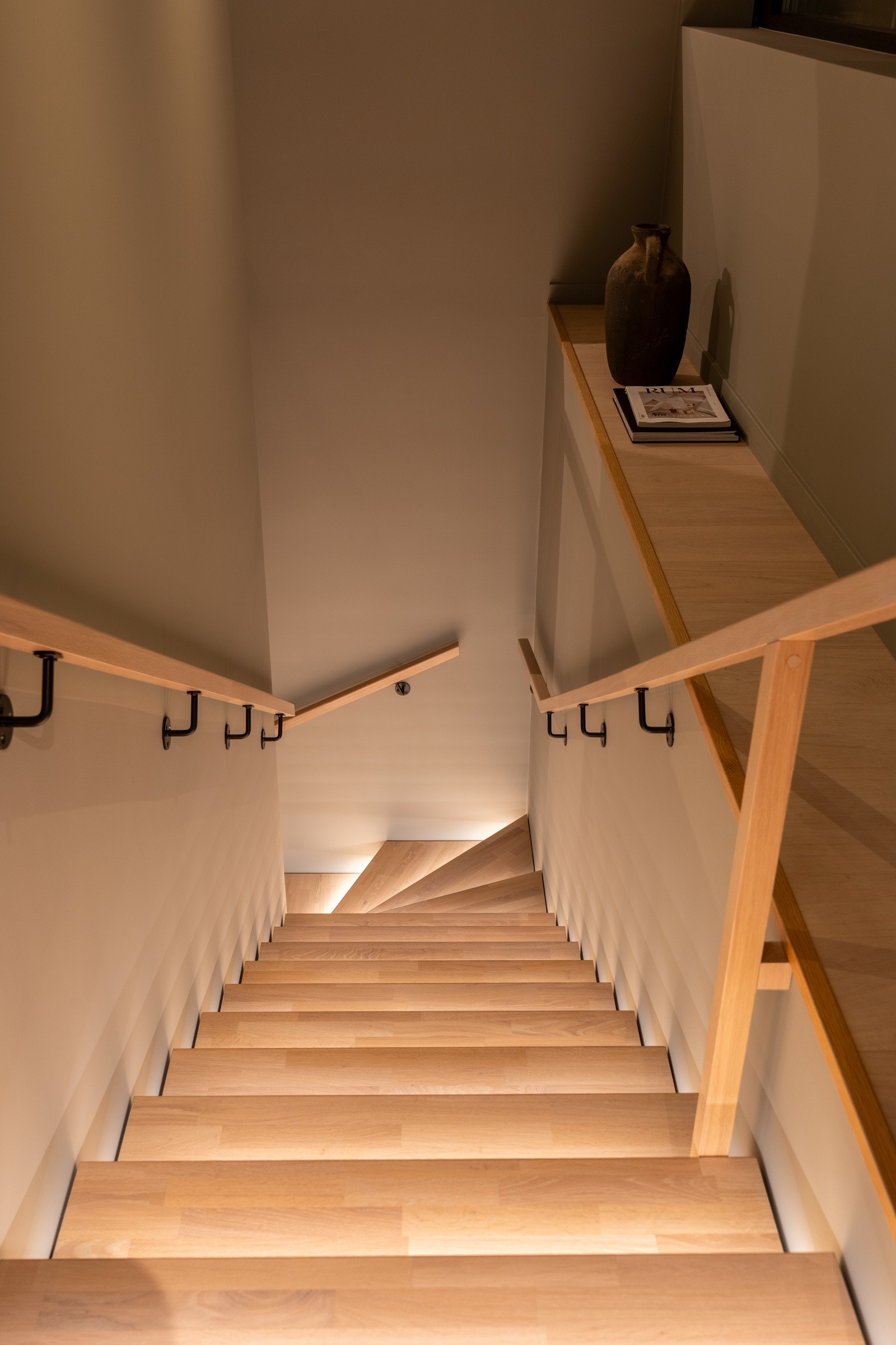 Nedre trapp er lukket med hele opptrinn og det er LED-belysning i fremkant av trinn i begge trapper med dimmer. Galleribilde