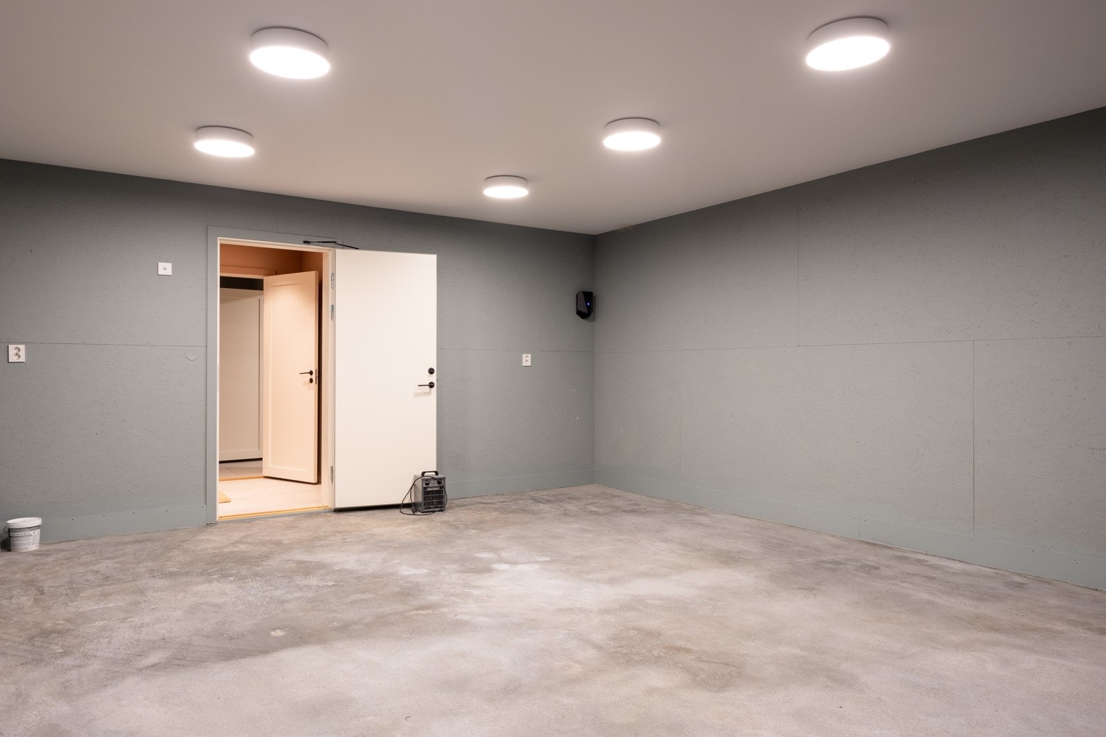 Godt belyst integrert dobbelgarasje med elbillader og Gapo rulleport med fjernbetjening. Galleribilde