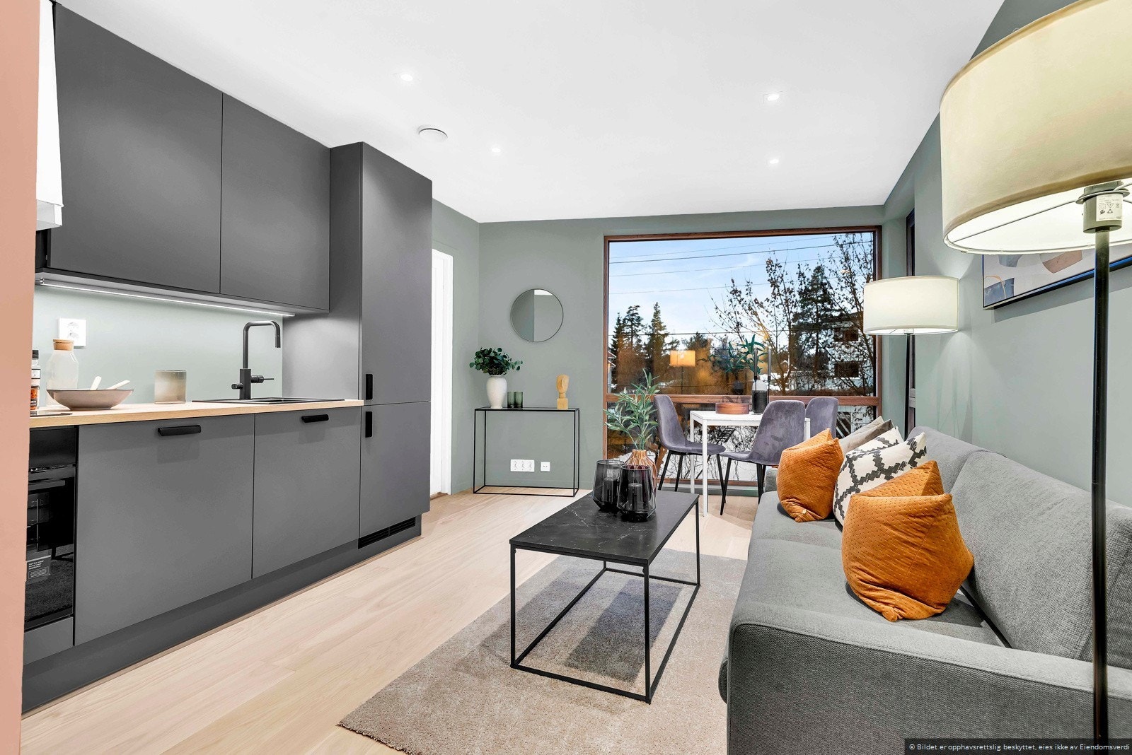 Kjøkkenet fra JKE Nordic Kitchen Design og god plass til hyggelig sofagruppe. Galleribilde