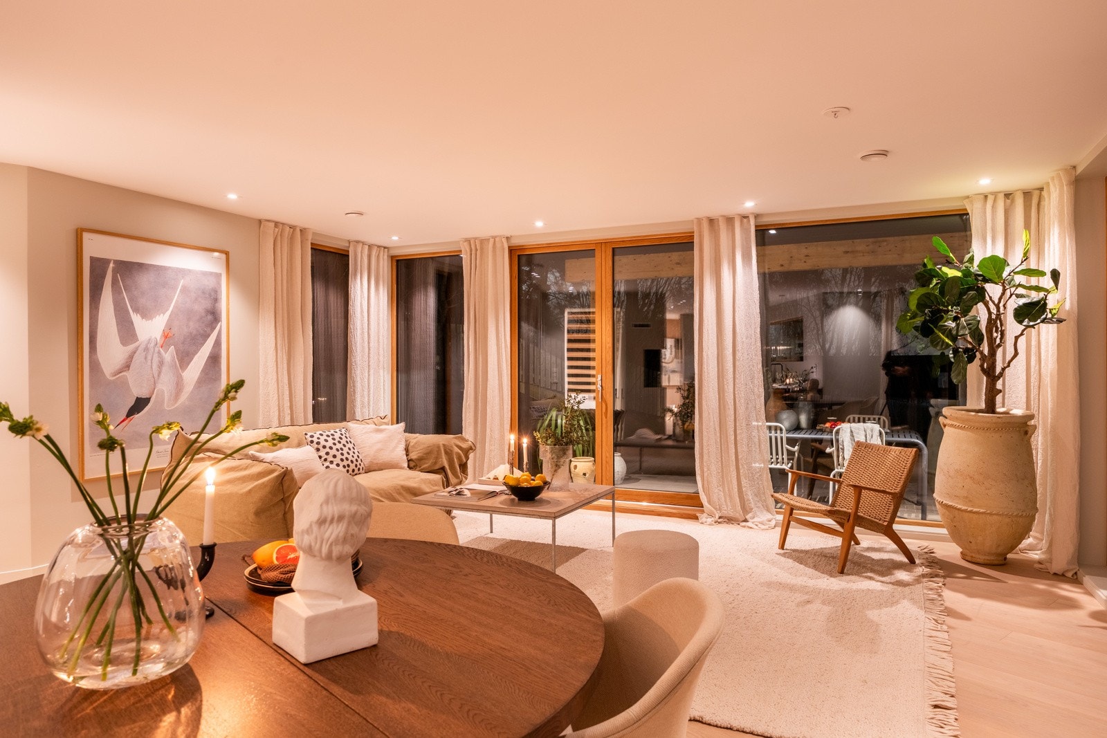 Stuen er romslig og luftig med naturlige soner for møblering. Galleribilde