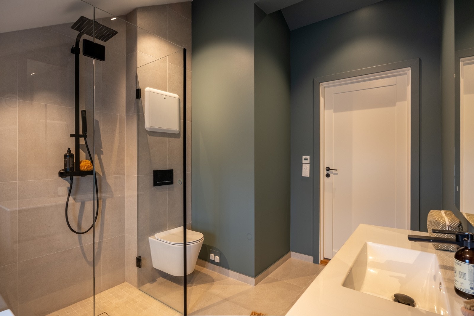 Flislagt med "Modena Pro Matrix light grey Rect 60x60cm" på gulv og "Mosaic Modena Pro Matrix Light Grey mosaic 5x5" i dusjsonen. Galleribilde