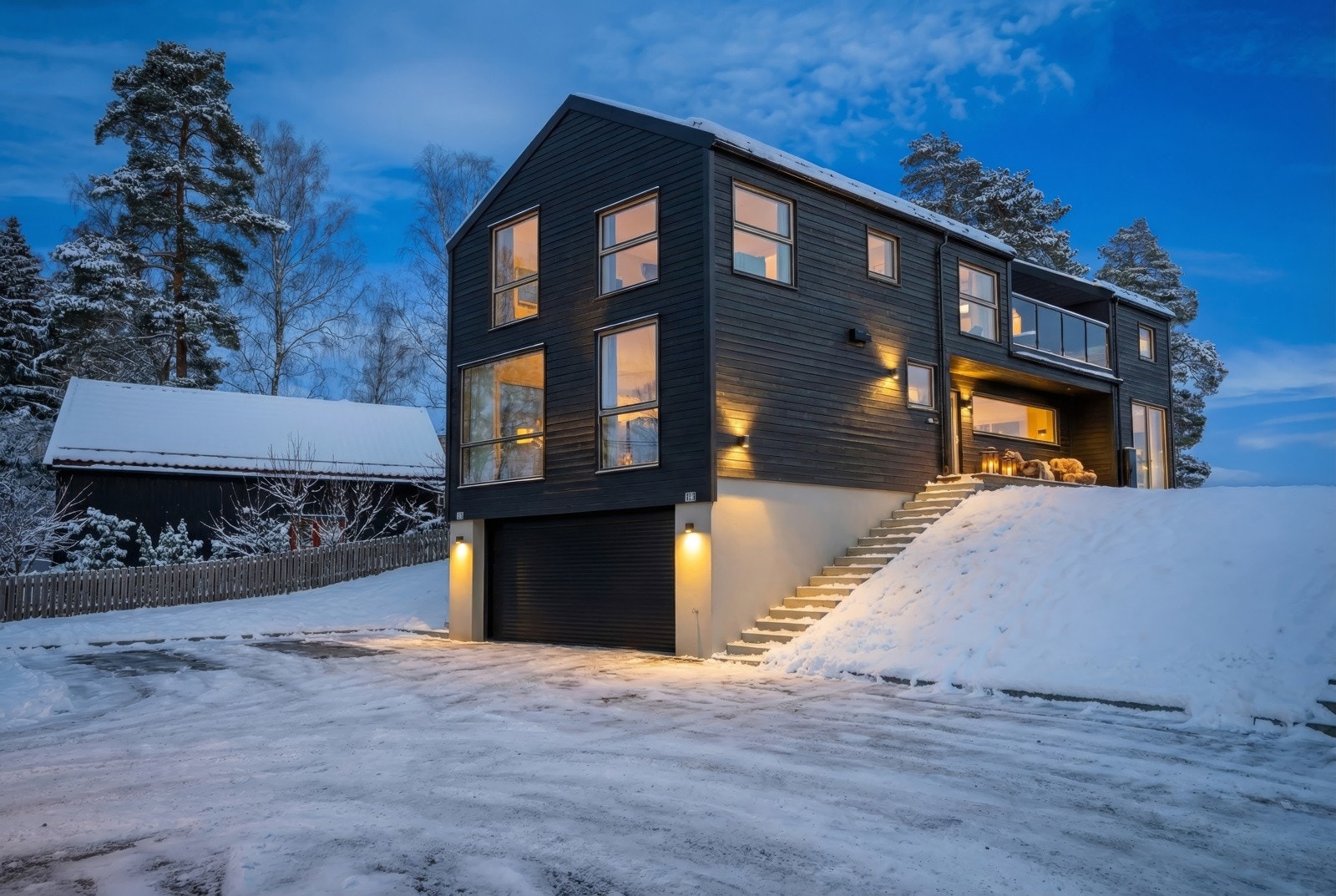 Det er gode parkeringsmuligheter på gårdsplassen. Galleribilde