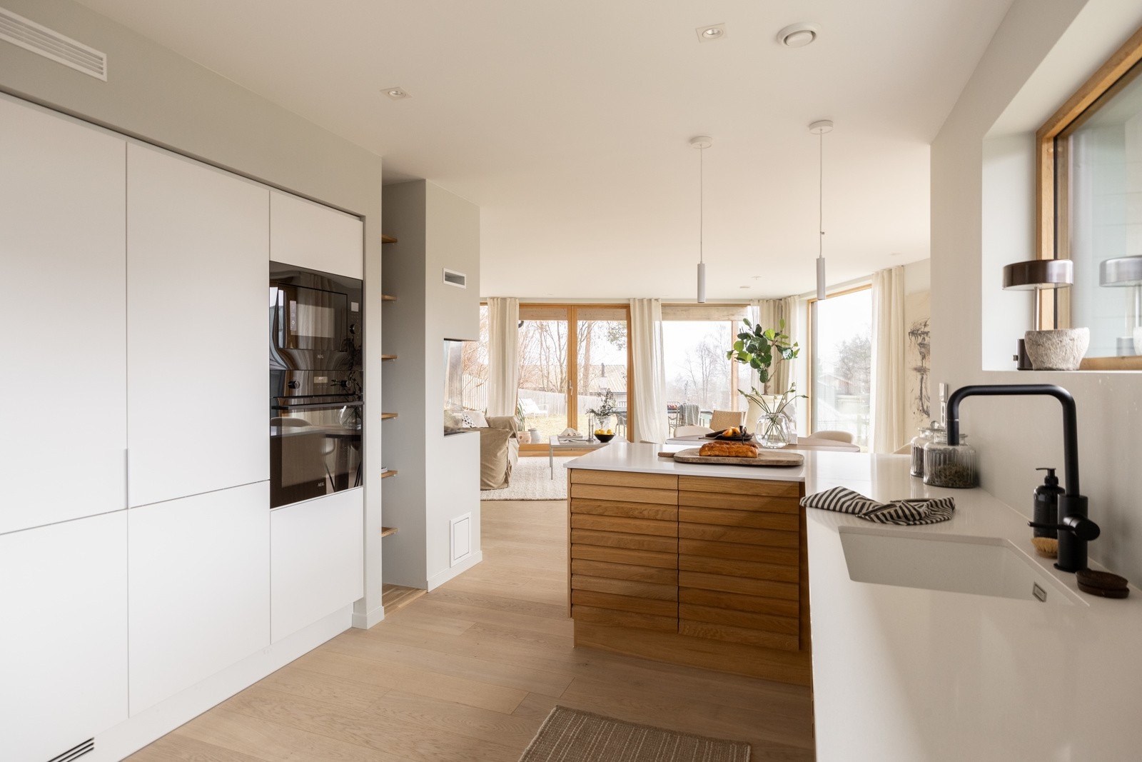 Høyskap med hvite fronter, kombinerer et tidløst utseende og praktiske løsninger. Galleribilde