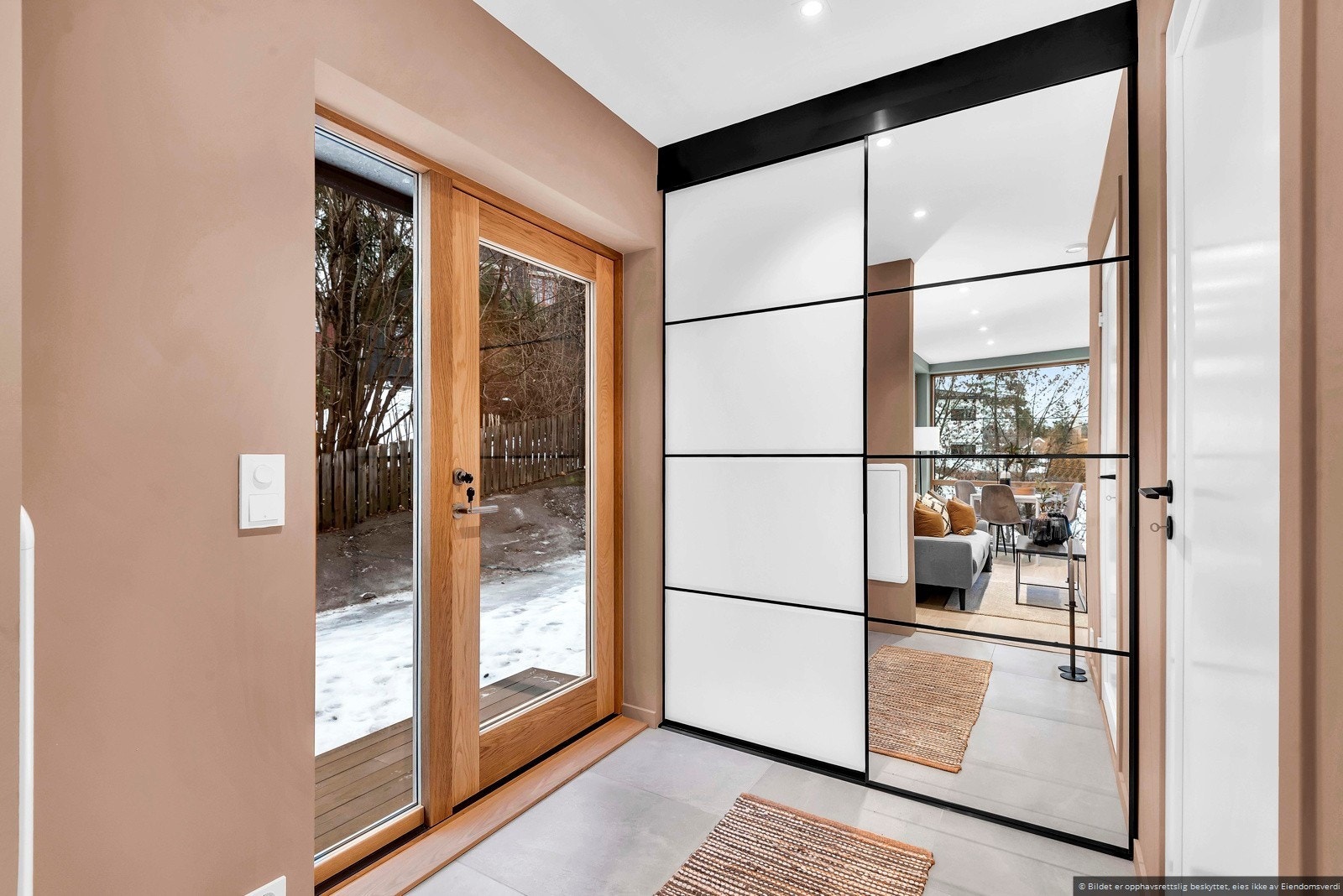 Boligen har egen hybelleilighet i 1. etasje med adkomst via trappeløp, opp på nordsiden av boligen. Galleribilde