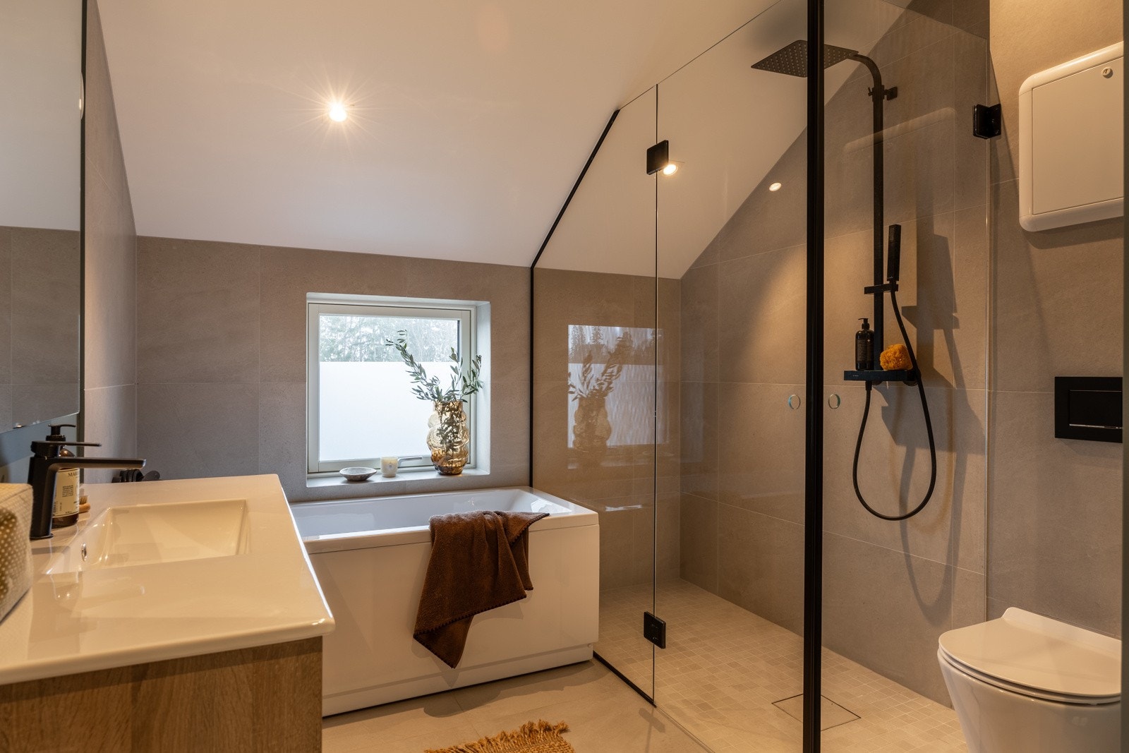 Alle badene i boligen er innredet med funksjonalitet og estetikk. Galleribilde