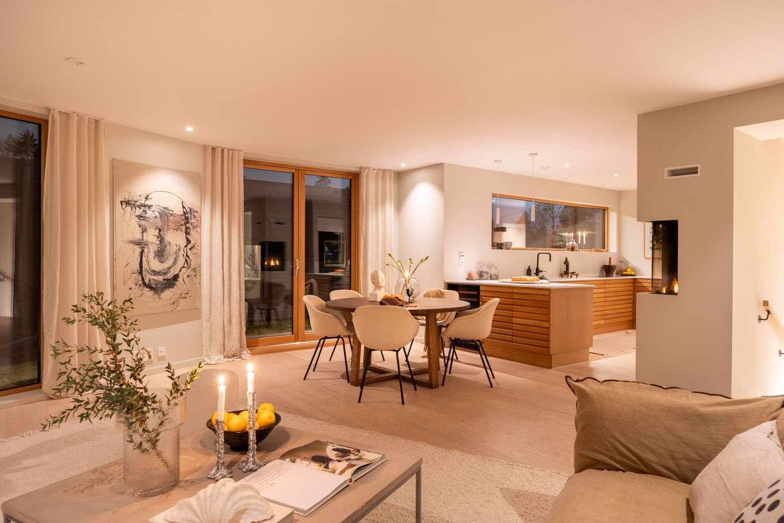 Lys og åpen stue med utgang terrasse og hage - Solrik og med utsikt Galleribilde