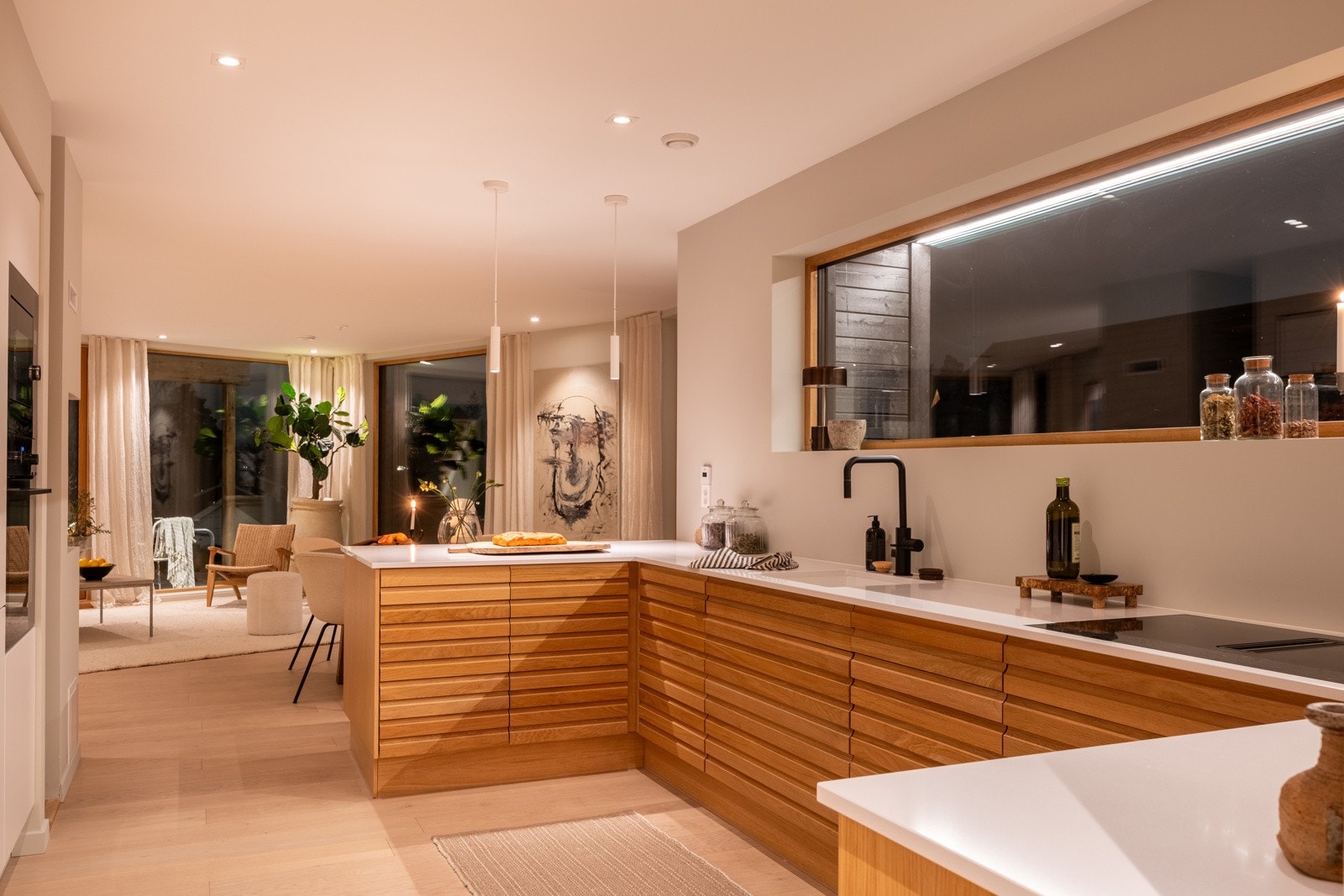 Over kjøkkenbenken er det vidstrakt vindusflate med utsikt over hustakene. Galleribilde