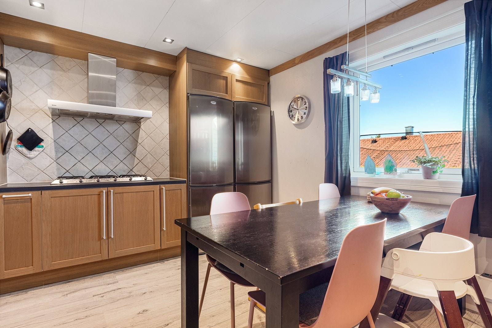 Det er flislagt vegg over benkeplaten Galleribilde