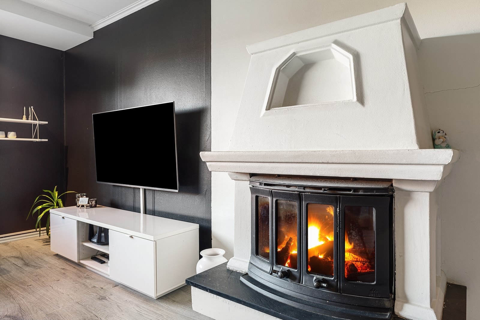 Her står det en god og pen peisinnsats som bidrar til godt med varme på kjøligere dager Galleribilde