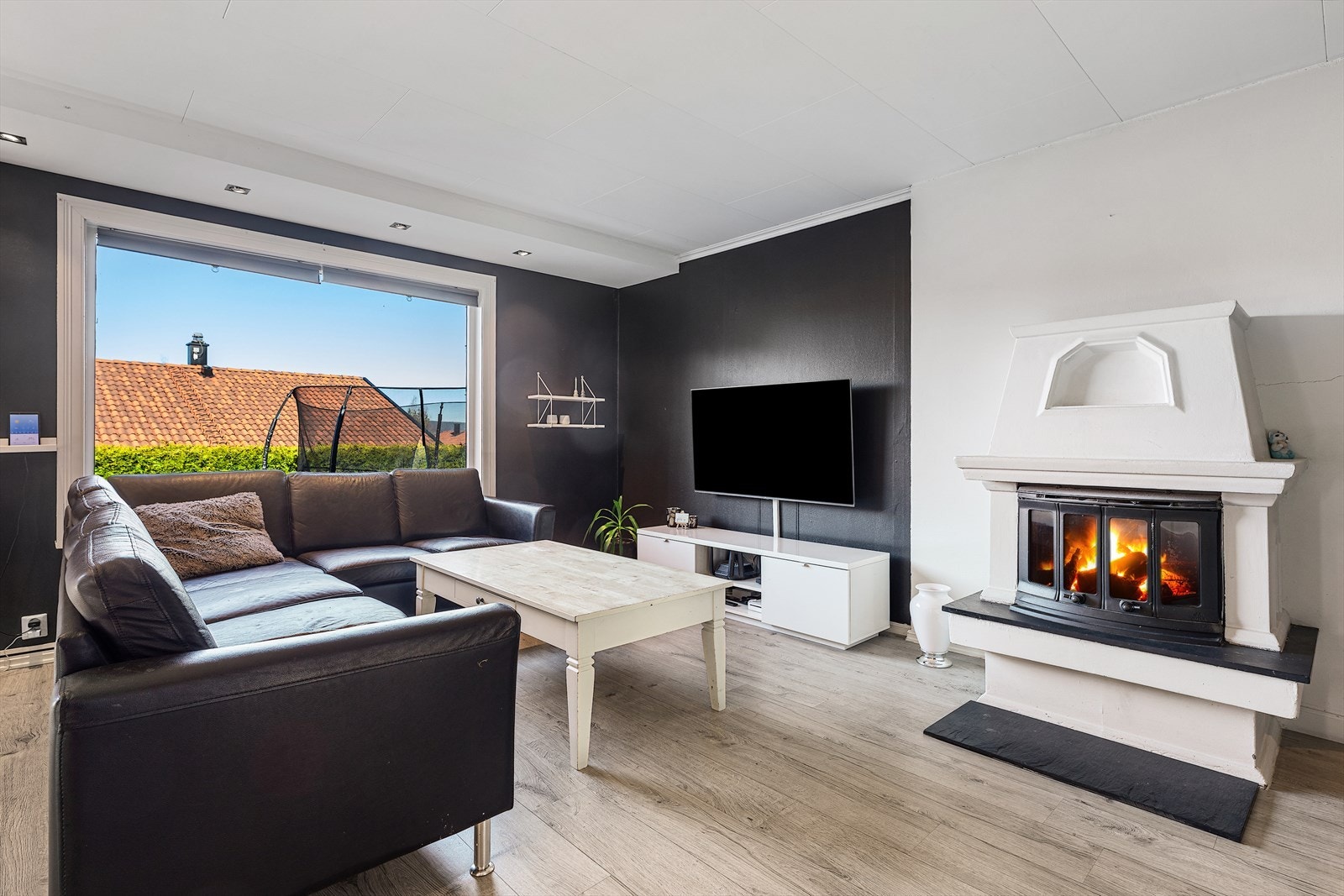 Flere store vindusflater sørger for godt med naturlig lysinnslipp samt et pent utsyn Galleribilde